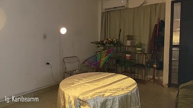 XXX chat uživo modela Karibeam