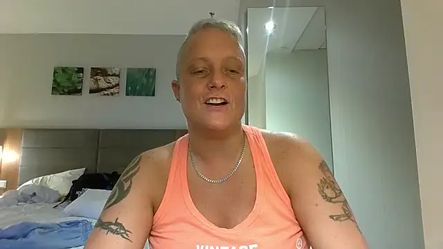 Bendoverbetty3 网络视讯表演