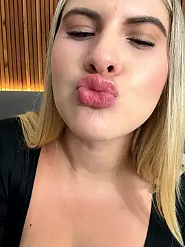 EmiilyAdams_のライブXXXチャット