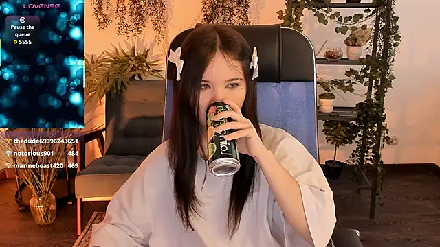 Elainebeness élő XXX-chatje