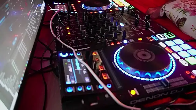 DJ_NYCADOR Chat XXX live