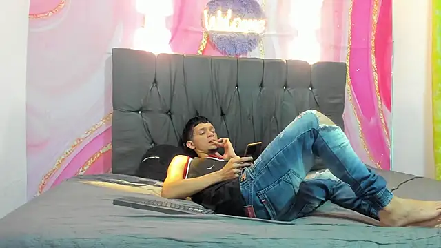 Straight_Guy22 élő XXX-chatje