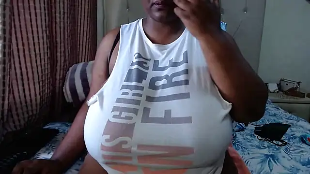 CHOCOLATEDARKBUSTYX webcam show