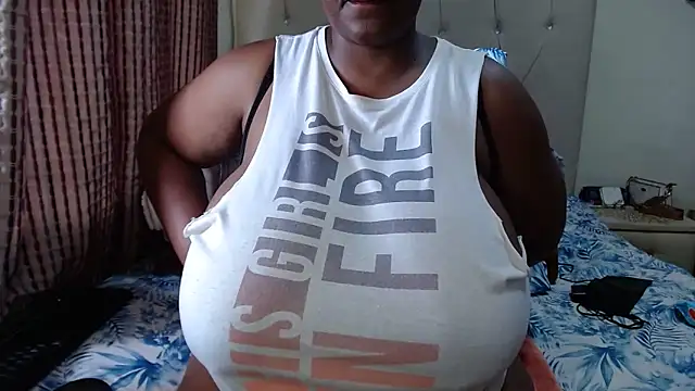 CHOCOLATEDARKBUSTYX élő XXX-chatje