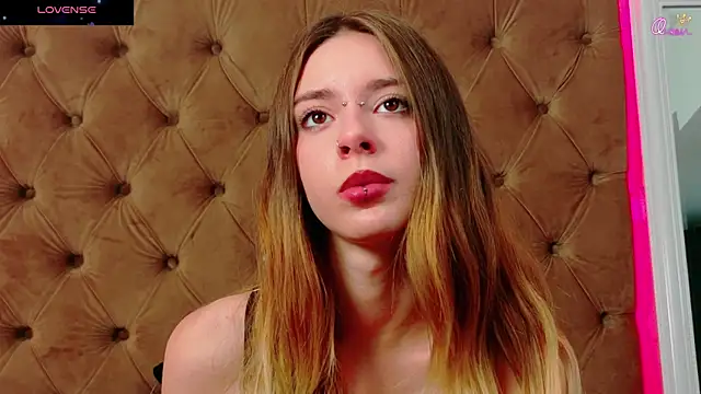 CoraVex's Live XXX Chat