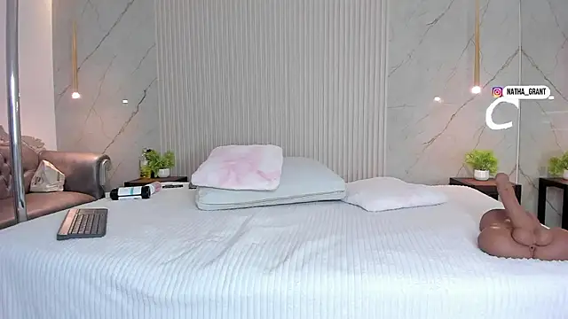 nathassa_grant Show in webcam