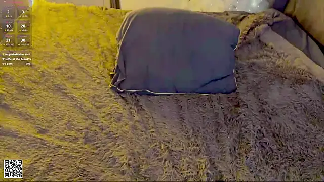 RinaMirinda: διαδικτυακό σόου στην κάμερα