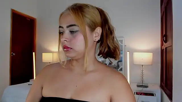 แชท XXX สดของ MikaelaStone