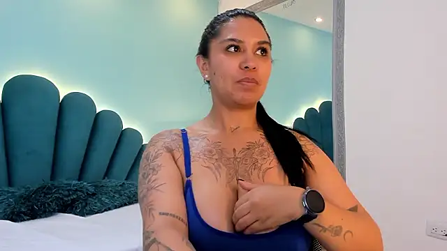 sharlott18's Live XXX Chat