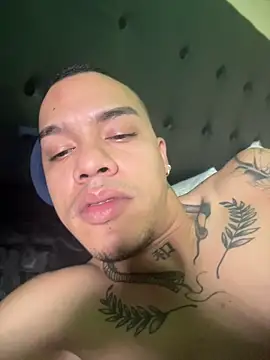 Pokazy przed kamerką – AlphaMasterXxx