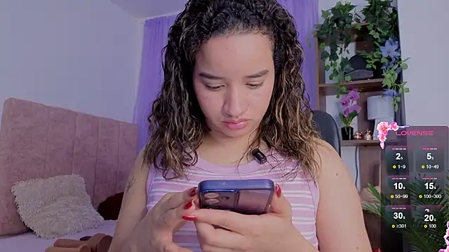 Chatroom XXX en direct de emilyrouxe