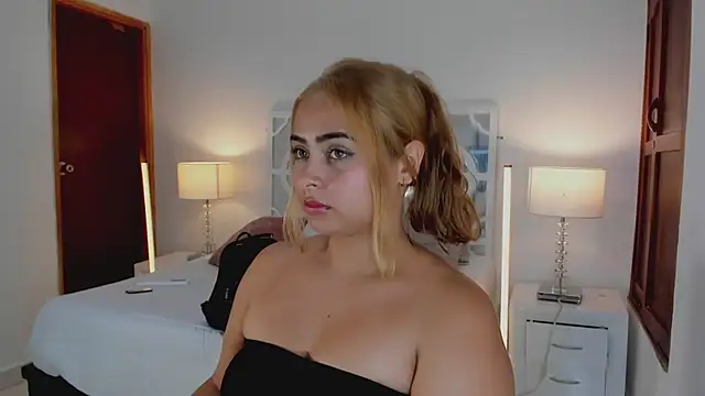 MikaelaStone's Live XXX Chat