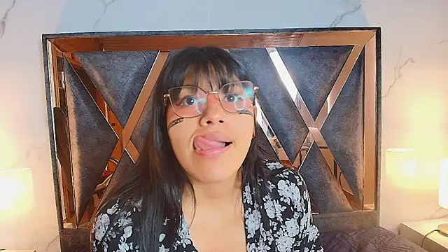 Chatroom XXX en direct de EsmeraldaChantre