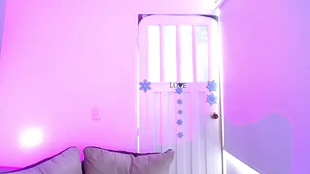 milfrousse's Live XXX Chat