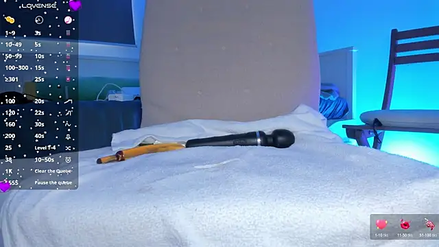 laura-hills18's Live XXX Chat