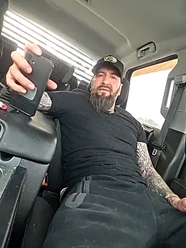 XXX chat uživo modela Beardedtattood