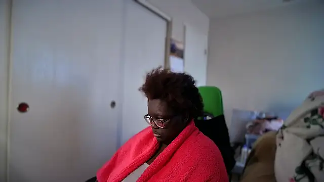 -Yagurlwest: онлайн-секс-чат