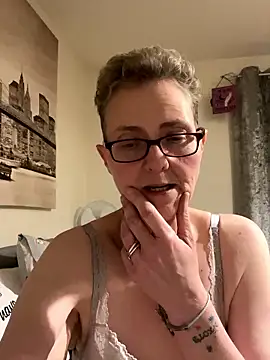 Chat XXX en directo de Curvy-Jinx