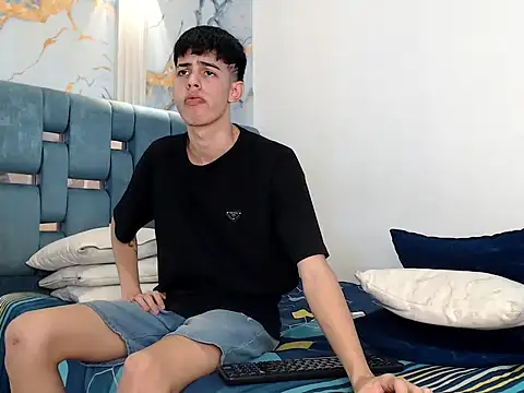 TWINKS_FRIENDS' Live XXX Chat