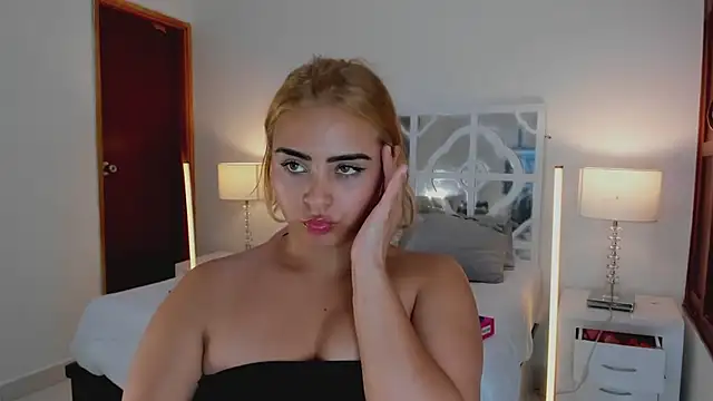 MikaelaStone's Live XXX Chat