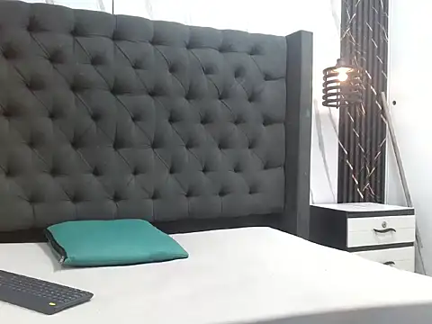 Mortelle_: διαδικτυακό σόου στην κάμερα