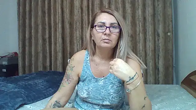Chat +18 de PussyEvely ao vivo