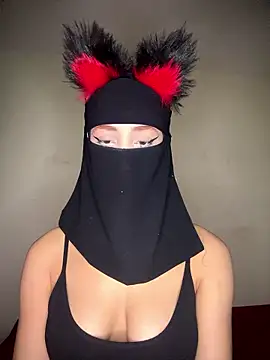 arabayla élő XXX-chatje