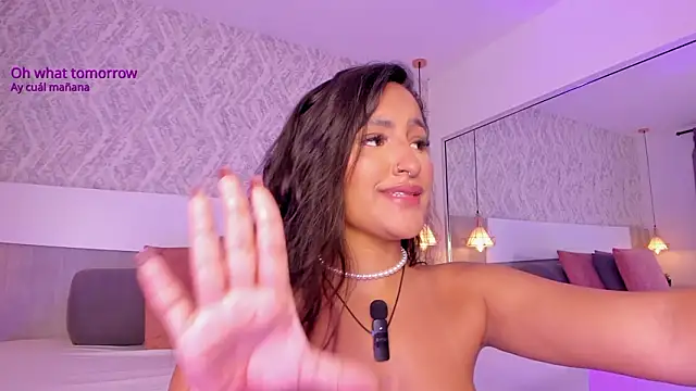 AishaPeyton: διαδικτυακό σόου στην κάμερα