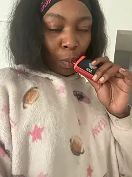 FreakyyButterCupp: διαδικτυακό σόου στην κάμερα