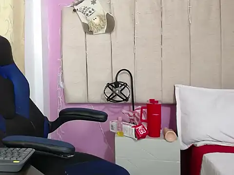 Chat XXX en directo de Coraliiine_