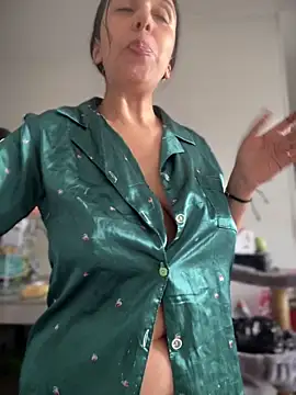 kiaraglam2 – Naživo XXX chat