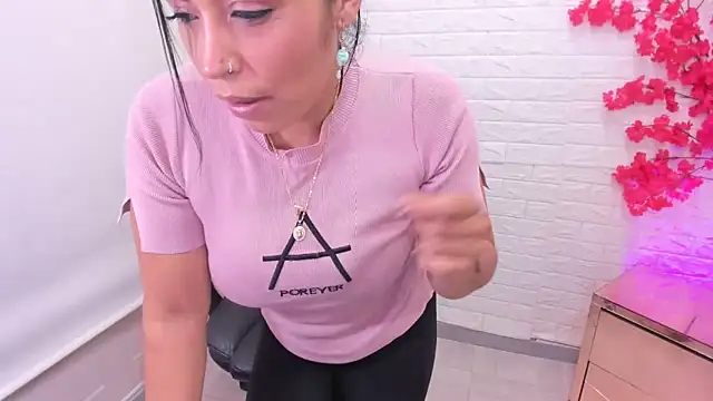 Aisha_09's Live XXX Chat