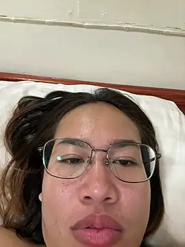 Ponthip 在線直播表演