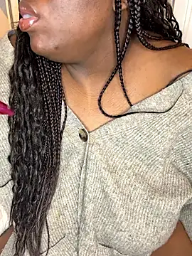 nanaisbackk: онлайн-секс-чат