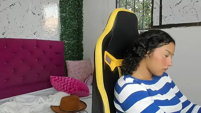 emily_stars1's Live XXX Chat