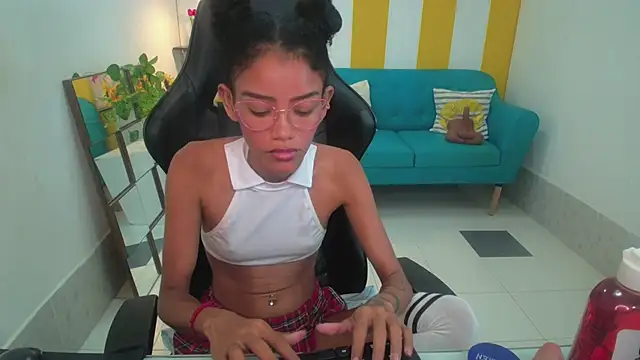 adisson_petite1 Adlı Modelin Canlı XXX Sohbeti