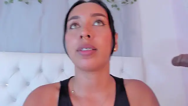 Emma_lorense22's Live XXX Chat