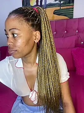 Chat +18 de naughtiest_baddy ao vivo