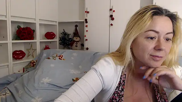 _karolynesyera_'s Live XXX Chat