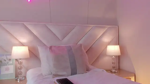 angie__x Adlı Modelin Canlı XXX Sohbeti