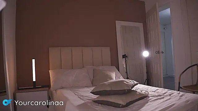 Carolart_: διαδικτυακό σόου στην κάμερα