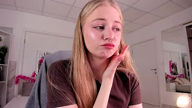 MiaMews élő XXX-chatje