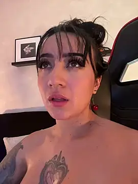 EmmyEvans1's Live XXX Chat