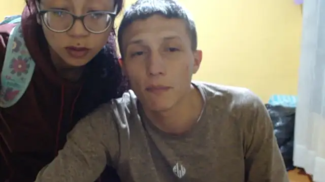 XXX chat uživo modela Violet_And_Smith