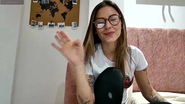 دردشة Emmy_petit الجنسية المباشرة