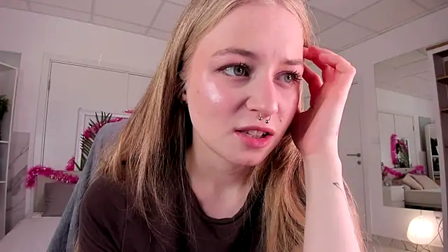 MiaMews live XXX chat