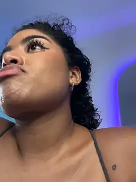 Chat XXX en directo de Carlymonroee_