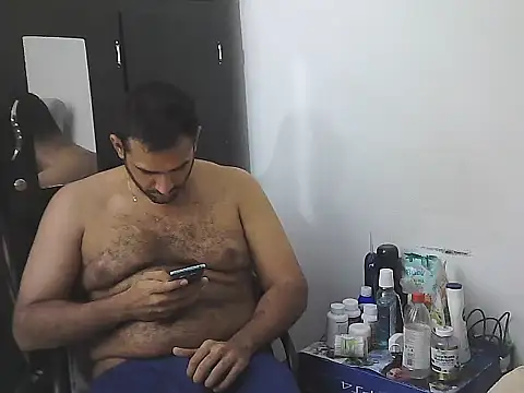 AlphaLatinoBear's Live XXX Chat