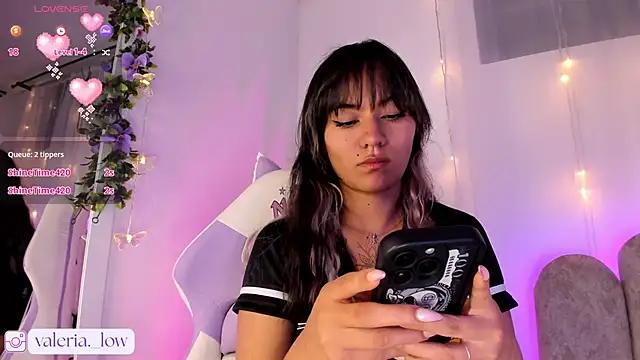 nahia_low's Live XXX Chat