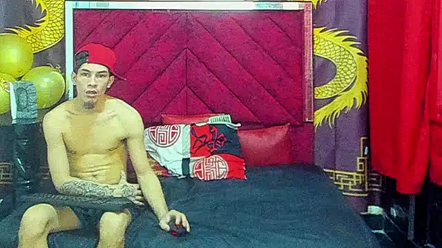 Pertunjukan Kamera Web Pride_couple